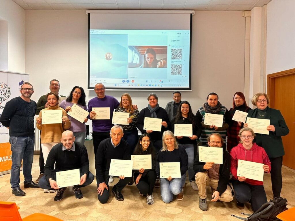 Participantes en la formación de Vicenza mostrando su certificado