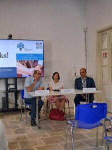 Η φωτογραφία δείχνει τα τρία μέλη της επιτροπής (Από δεξιά προς αριστερά: κ. Ανδρέα Αλέξη, κ. Κίκα Χατζηκάκου και κ. Σάββα Χριστοδούλου) σε μια αίθουσα, συζητώντας με το κοινό τις ανησυχίες και τις προκλήσεις στον εργασιακό χώρο.