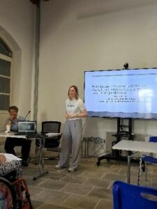 Η φωτογραφία δείχνει την κ. Ολίβια Καναπίτσα να παρουσιάζει την εμπειρία της ως εργοδότης.