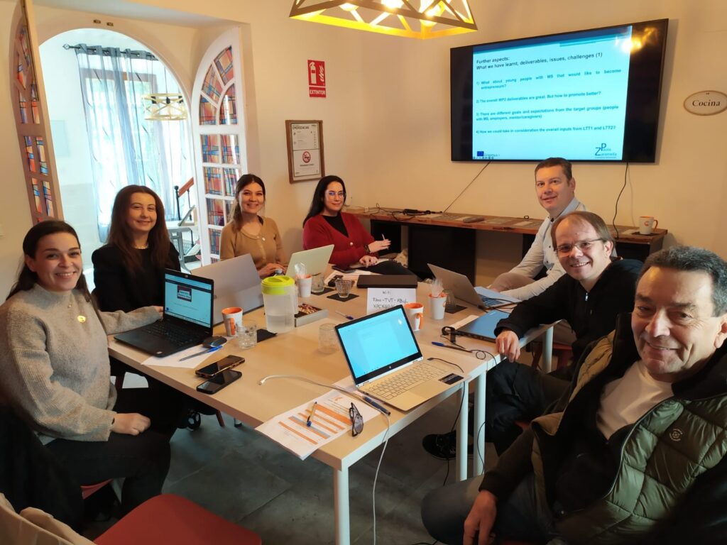 Representantes de las organizaciones participantes en el proyecto en torno a una mesa durante la reunión celebrada en España.